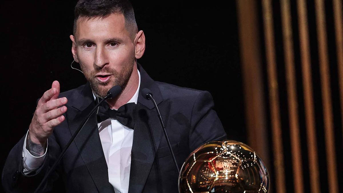 En este momento estás viendo Leyenda viviente: Messi ganó su octavo Balón de Oro y se lo dedicó a Diego