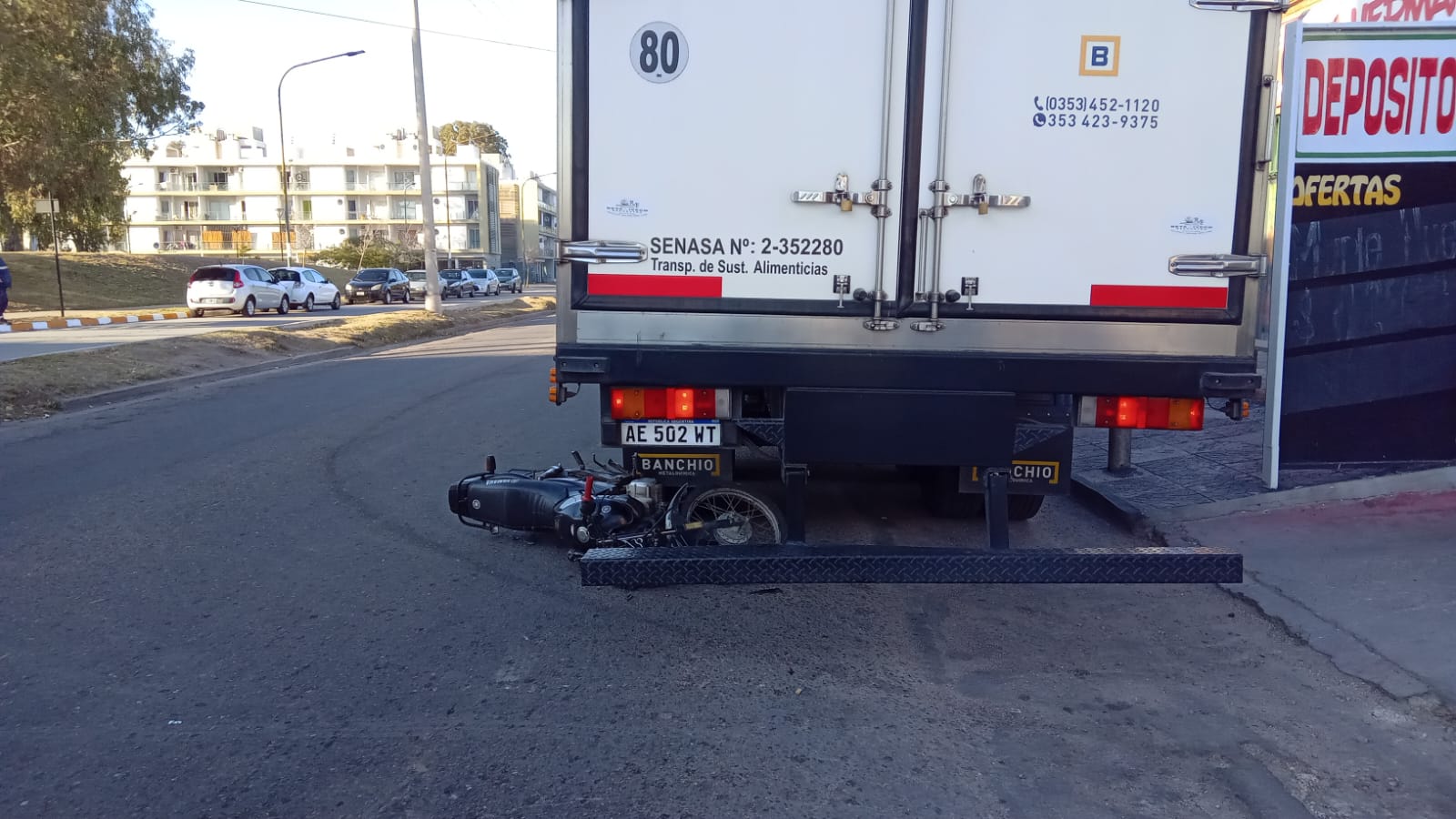 En este momento estás viendo San Luis: un motociclista chocó contra una camioneta y terminó debajo de un camión