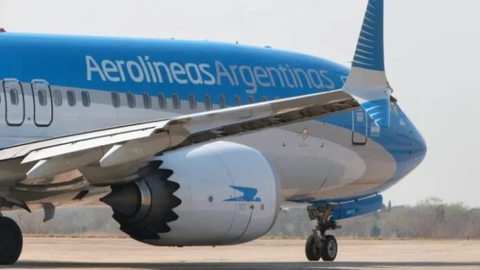 Lee más sobre el artículo Amenaza de bomba en un avión de Aerolíneas Argentinas que estaba por despegar de Ezeiza hacia Miami