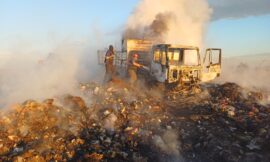 Incendio en el Centro de Disposición Final de San Luis: un camión de Espacios Verdes se prendió fuego y sus ocupantes resultaron ilesos