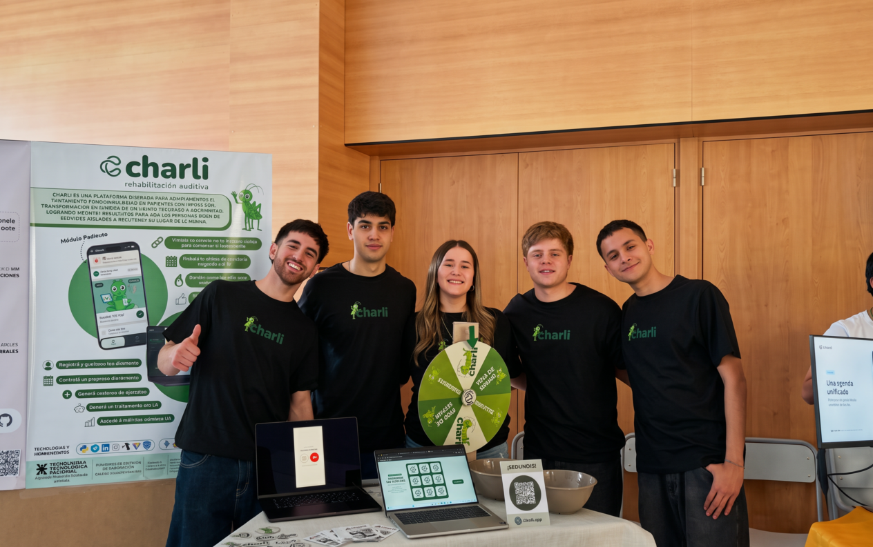 Lee más sobre el artículo De un trabajo final a una app: estudiantes crearon “Charli” para acompañar la rehabilitación auditiva