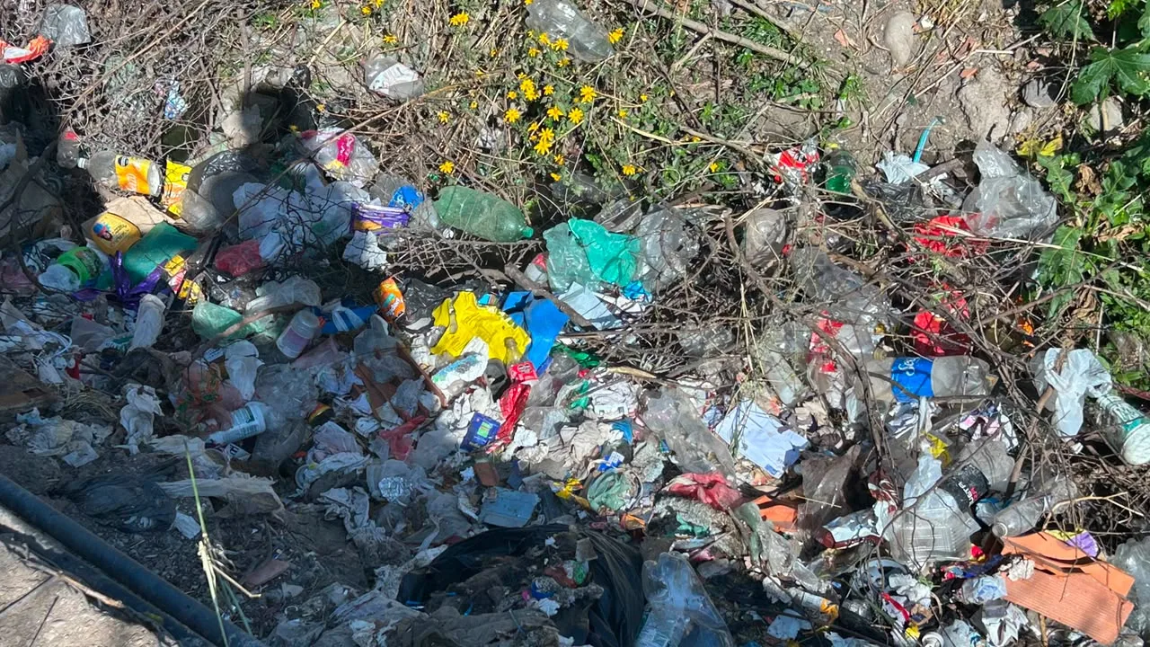 Lee más sobre el artículo Advierten que la basura en los canales puede provocar inundaciones.