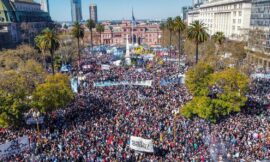 El peronismo se moviliza a Plaza de Mayo en apoyo a Cristina Kirchner tras su condena y detención domiciliaria