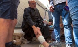 Israel bombardeó la única iglesia católica de Gaza: entre los heridos está el cura argentino Gabriel Romanelli