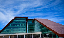 El Gobernador decretó que los empleados de la administración pública trabajen hasta las 14 horas durante enero