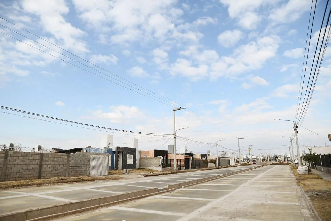 En este momento estás viendo Se inauguraron nuevas cuadras de pavimento en el barrio 1000 Viviendas de Villa Mercedes y obras en el barrio Gráfico de la capital.