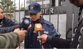 Se encadenó en Tribunales: el reclamo de la esposa del policía detenido