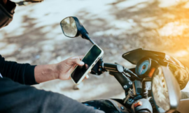 Dos de cada cinco motociclistas usan el celular al manejar y crece el riesgo vial
