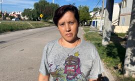 Desesperada búsqueda de trabajo de una mujer que no tiene para darle de comer a su hijo