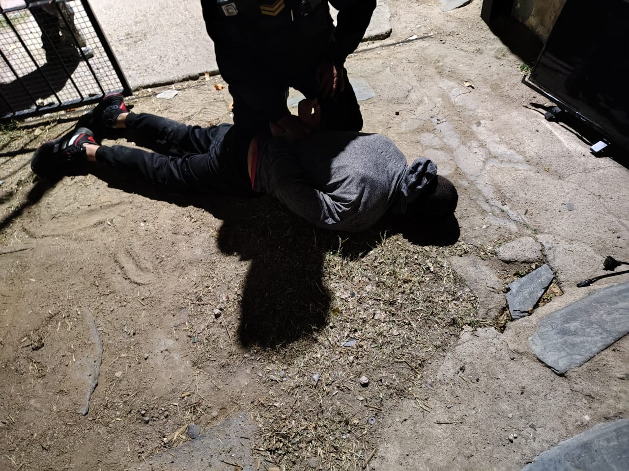 En este momento estás viendo Intentó robar en una casa y terminó reducido por la familia: el ladrón los amenazó con que volvería