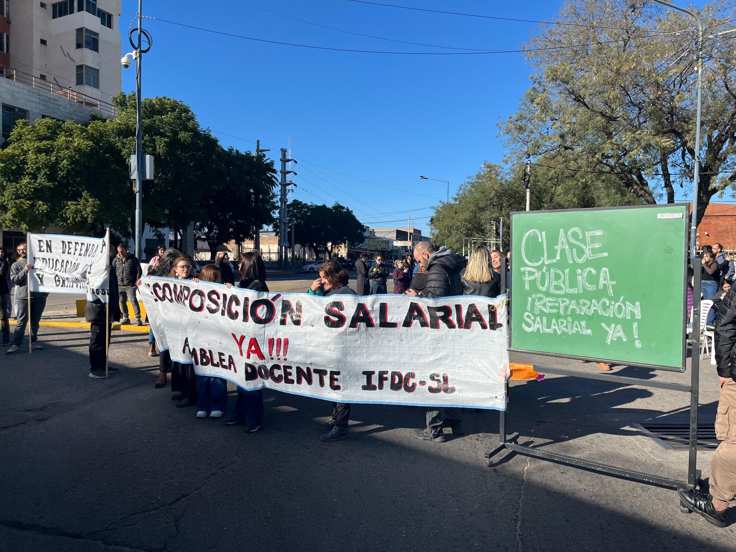 Lee más sobre el artículo Docentes del IFDC realizaron una clase pública para visibilizar la precarización de los salarios