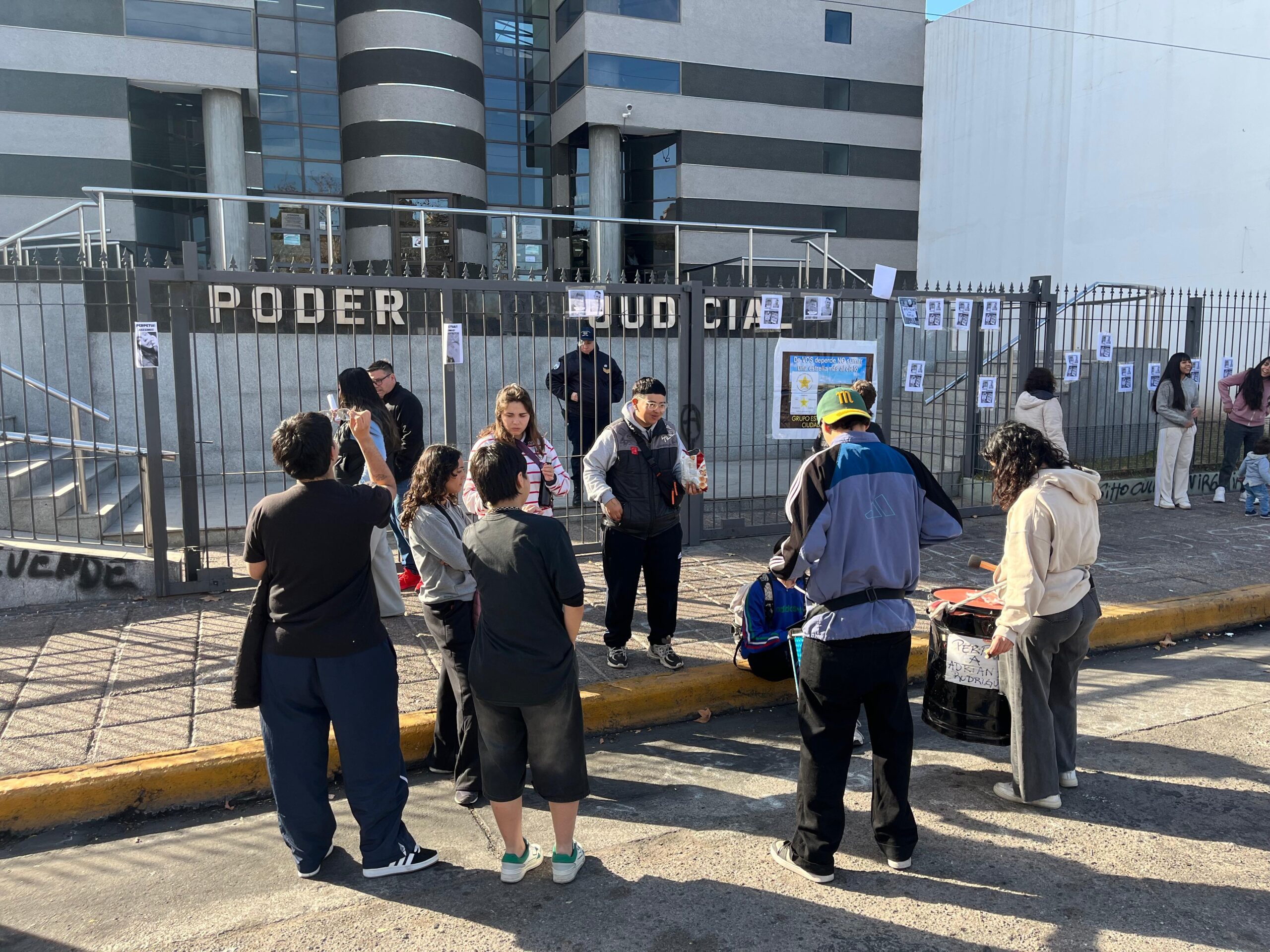 Lee más sobre el artículo Caso de una menor de edad que habría sido abusada por policías: este lunes se reanudó el juicio contra los dos imputados