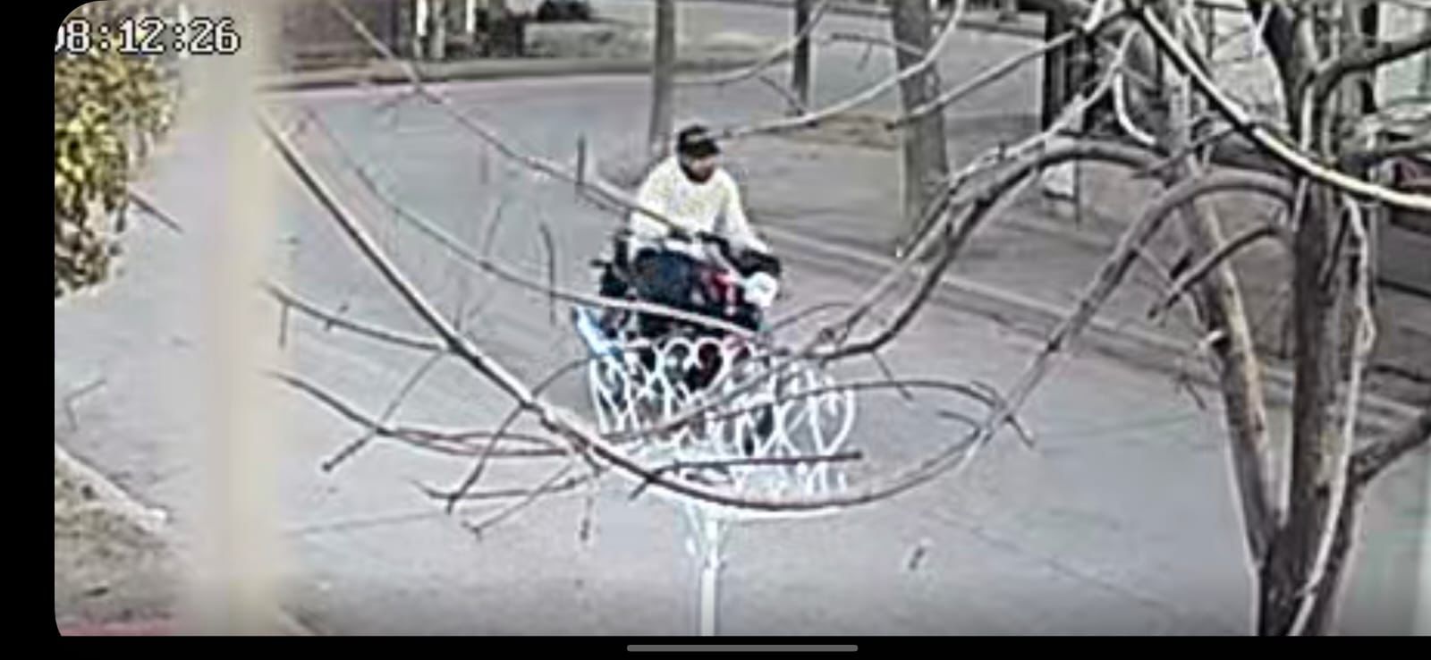 Lee más sobre el artículo Un joven acude desesperadamente a la ayuda de la gente para recuperar la moto que le robaron del garaje de su casa