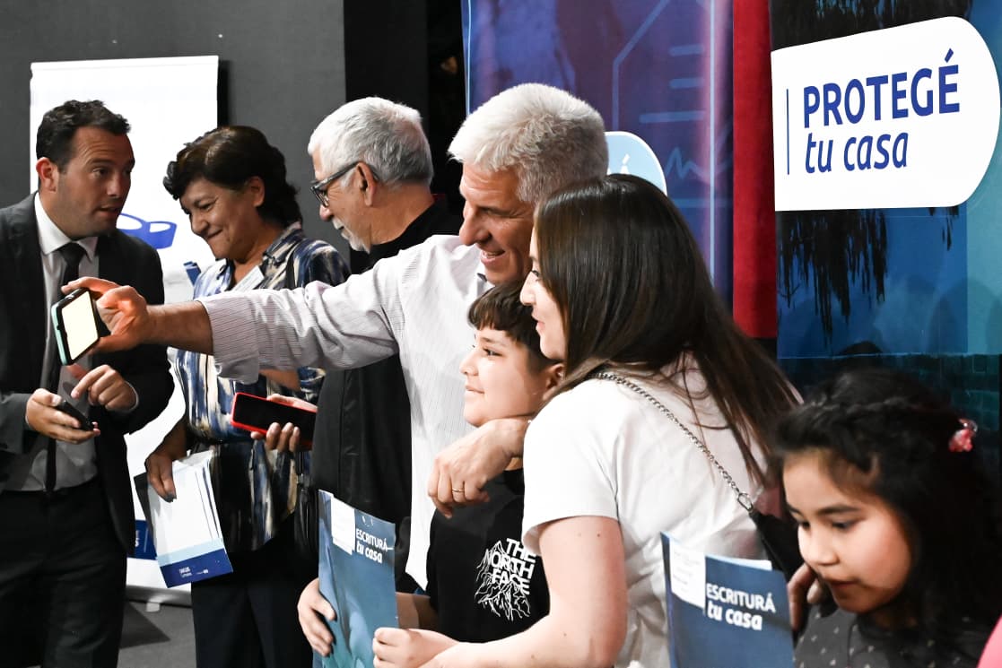 Lee más sobre el artículo Villa Mercedes: más de 180 familias recibieron escrituras y certificados de protección de sus viviendas