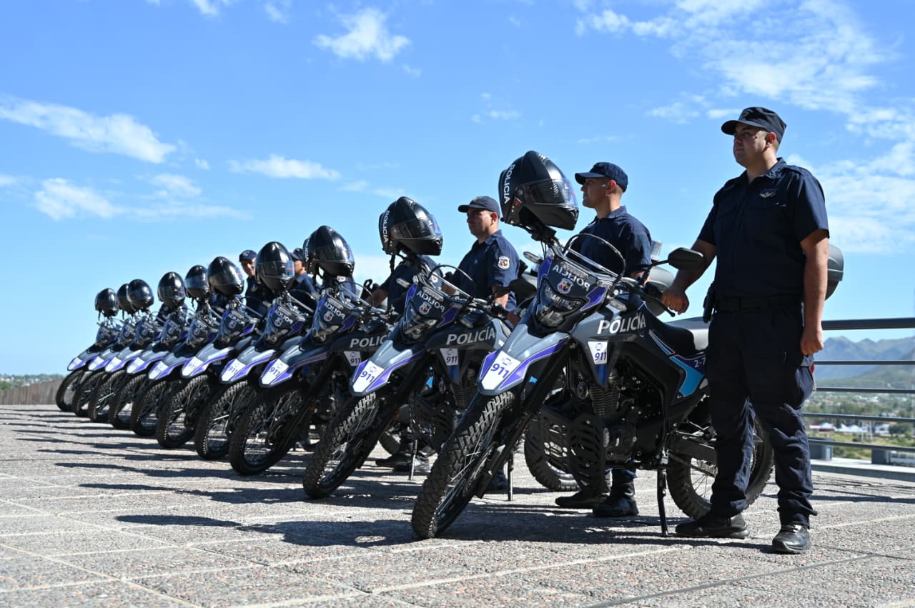 Lee más sobre el artículo El Gobierno entregó motos 0km, chalecos antibalas y sumó nuevos efectivos a la Policía