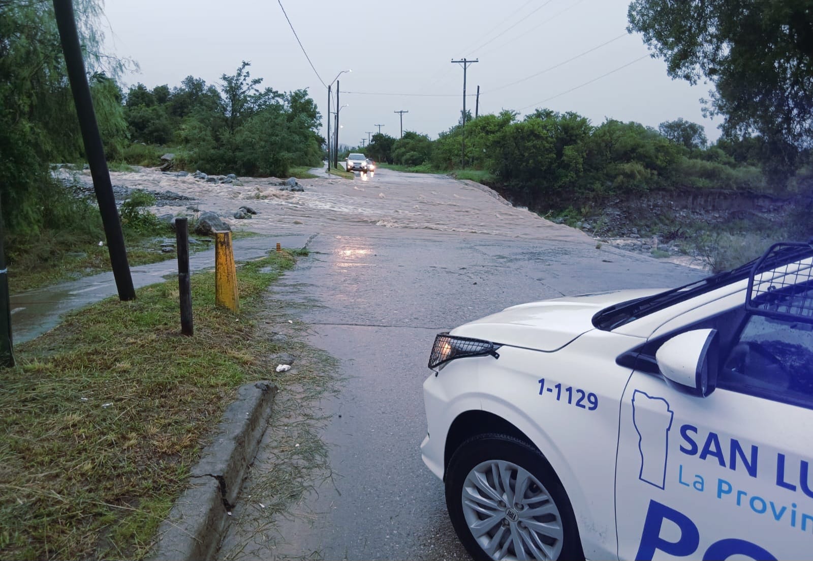 Lee más sobre el artículo La Policía advierte sobre crecidas de ríos y cortes preventivos tras las intensas lluvias