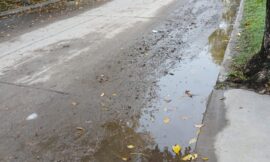 Problemática en el Barrio AT1: Vecinos reclaman por rotura de caños y desbordes de cloacas