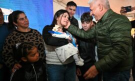 Poggi entregó 43 viviendas en un día y anunció nuevas construcciones