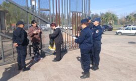 Se encadenó frente a Fiscalía para exigir la devolución de su vivienda usurpada hace casi dos años: “Quiero que me devuelvan mi casa”