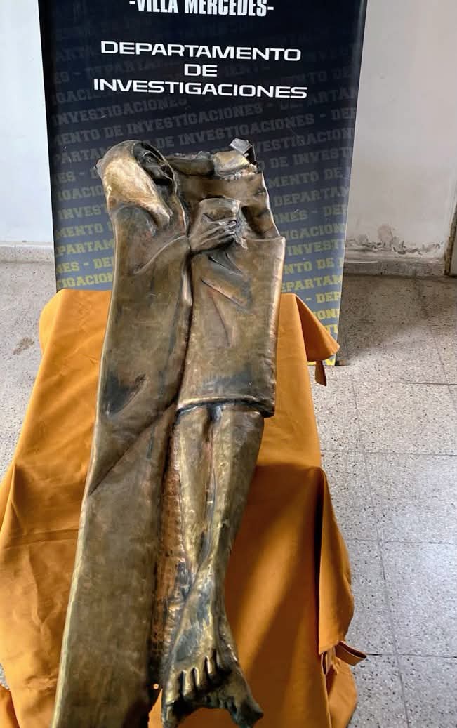 Lee más sobre el artículo Recuperaron la estructura de bronce de la Cruz de la Unidad tras el vandalismo en una capilla de Villa Mercedes