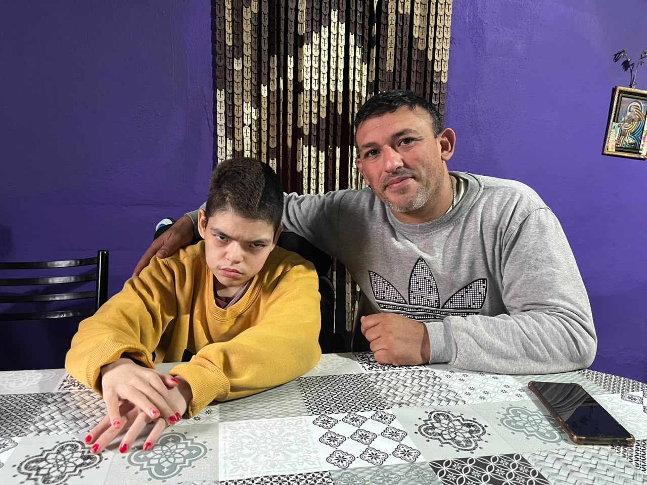 Lee más sobre el artículo Vicky tiene 16 años, necesita viajar a Buenos Aires para tratar su hidrocefalia y su familia pide ayuda