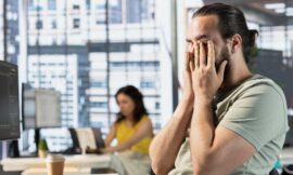 Miedo a perder el trabajo: qué es el “job hugging” y por qué cada vez más empleados buscan pasar bajo el radar