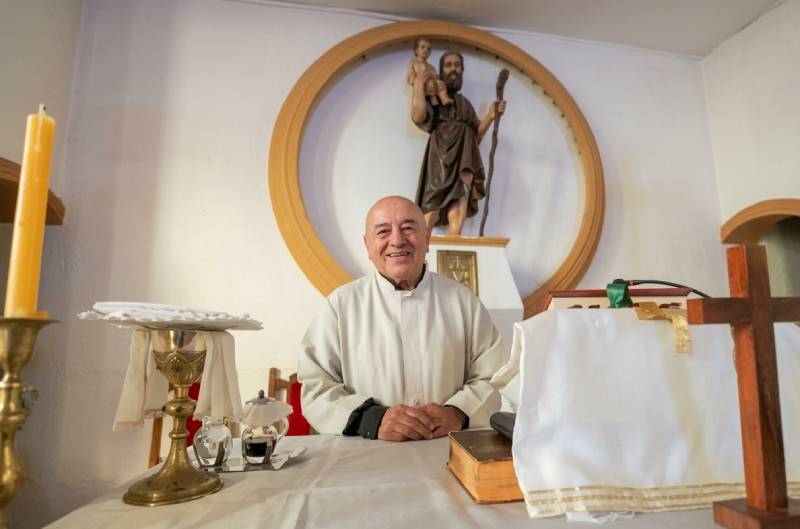 Lee más sobre el artículo El Padre Nolo: la historia del cura que se sacaba los zapatos por el otro