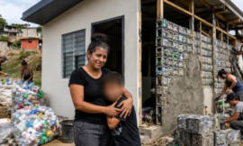 Ahorró durante nueve años, compró un terreno y construyó su casa con siete toneladas de plástico reciclado